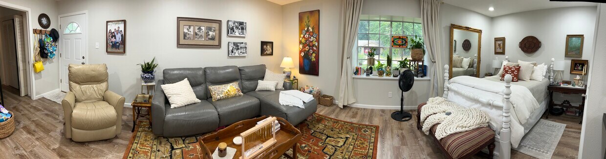 Living area with TV - 2812 Anita Ln
