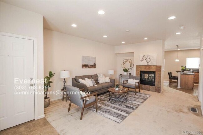 Foto del edificio - Spacious 2-Bedroom Condo with Fireplace, B...
