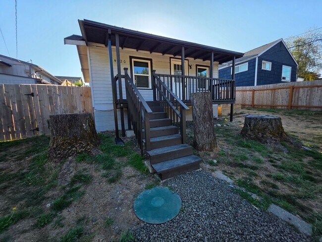 Building Photo - 1 Bedroom Close to Shipyard, Bus Stops, Di...