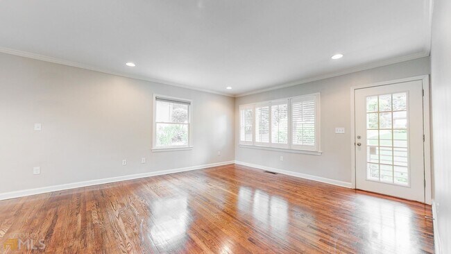 Building Photo - 2305 Vistamont Dr