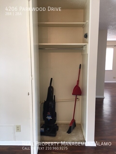 Building Photo - 4206 Parkwood Dr