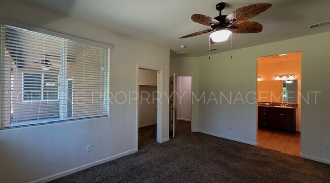 Foto del edificio - Beautiful Home for Rent in Visalia!