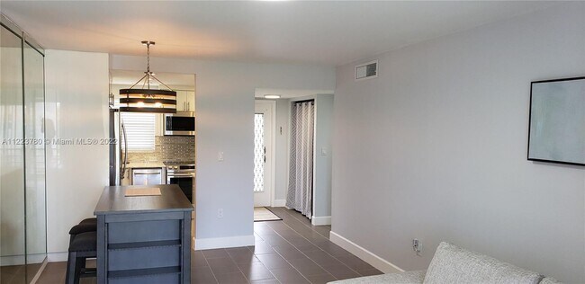 Foto del edificio - 8135 Sunrise Lakes Blvd
