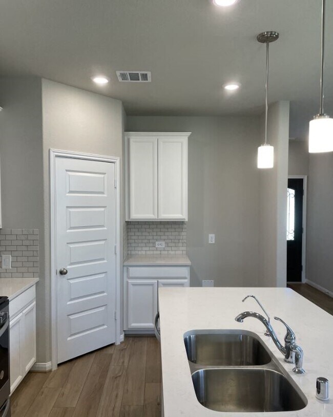 Building Photo - 7052 Silverleaf Oak St