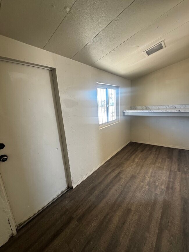 Foto del edificio - FOR RENT