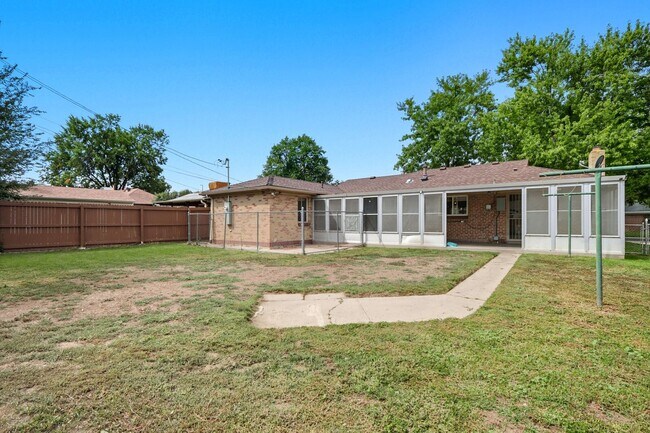 Foto del edificio - 2 bed 1 bath Ranch in Lowry in Denver