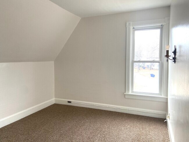 Foto del edificio - 638 Leonard Ave