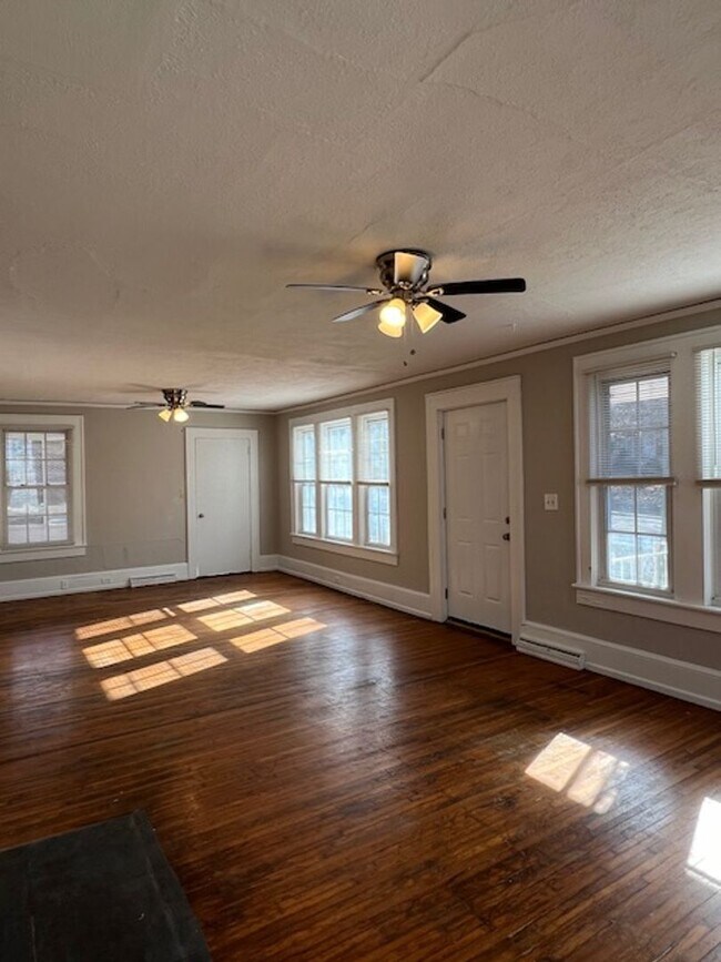 Building Photo - 3BR/ 2BA Brick home convenient to Cherrydale!