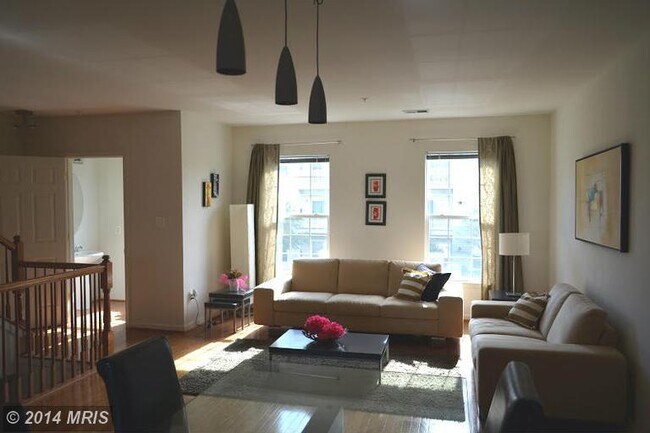 Foto del edificio - Beautiful sun-filled 3 br, 2.5 bath townho...