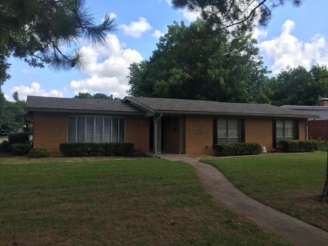 Primary Photo - 429 W Lamberth Rd