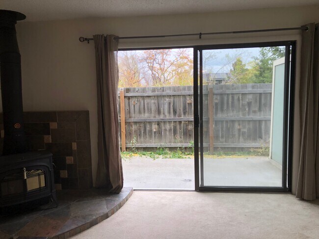 Living Room w/fireplace/patio - 610 Dell Plz