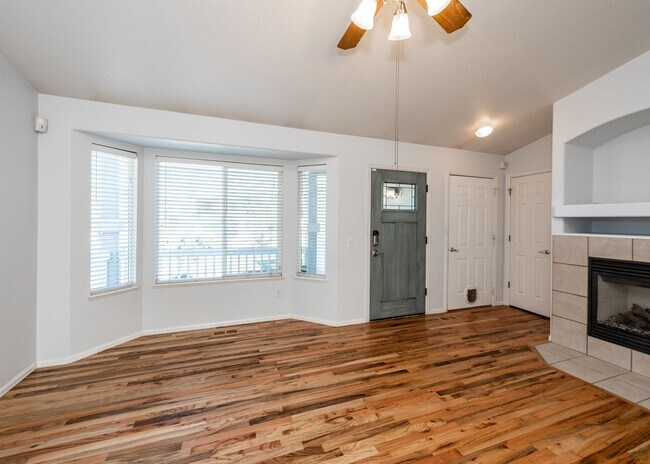 Foto del edificio - 4 Bed Rancher in District 20!!!