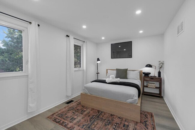 Building Photo - 1963 Roy Ivor Crescent