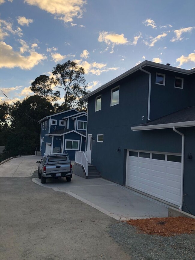 Building Photo - 463 La Paloma Rd