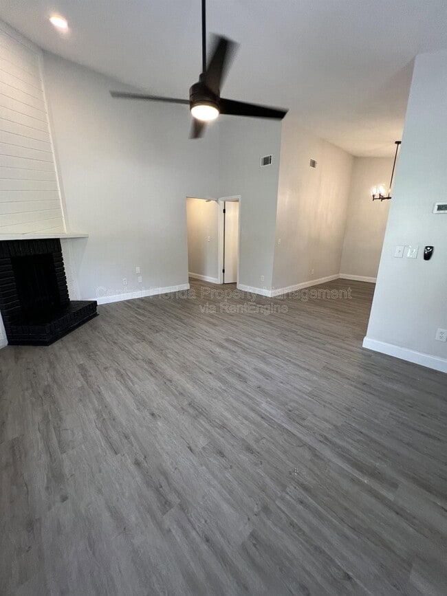 Building Photo - 916 Robinhood Ct