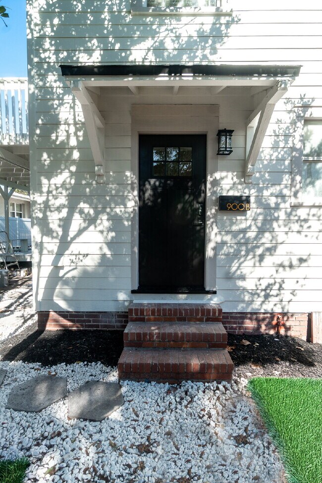 Building Photo - Pristine Neptune Beach Efficiency Unit Remodel: 2 Blocks to the Sand and Walkable to Everything!