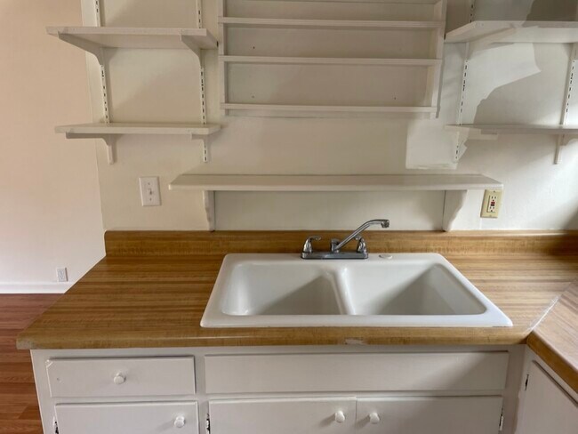 Building Photo - 2436 De la Vina St
