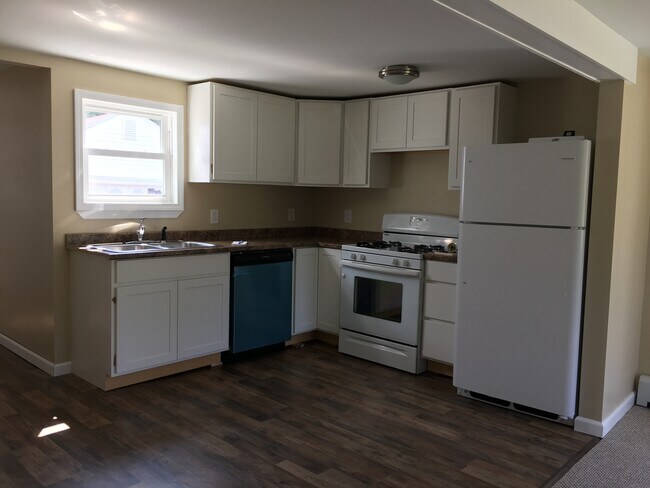 Building Photo - 94 Maple Dr