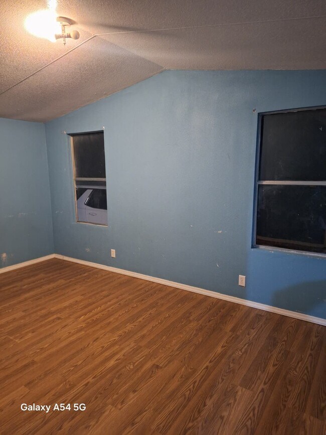 Foto del edificio - 14063 Bradley Rd
