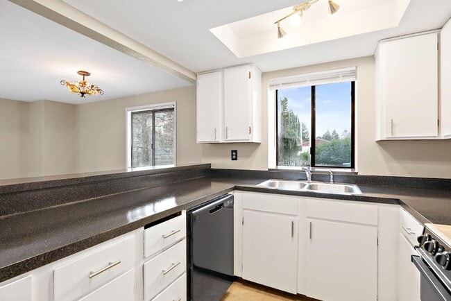 Foto del edificio - Light & Airy 2-Bedroom Tumwater Apartment with Pool, Covered Parking & Full-Size W/D