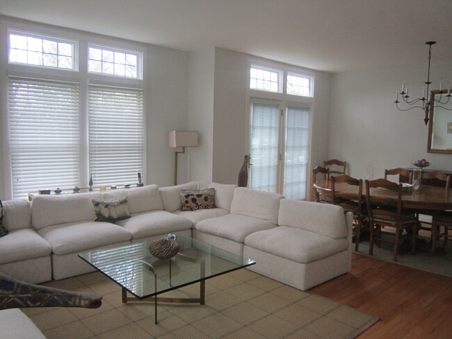 Foto del edificio - 186 Field Point Rd