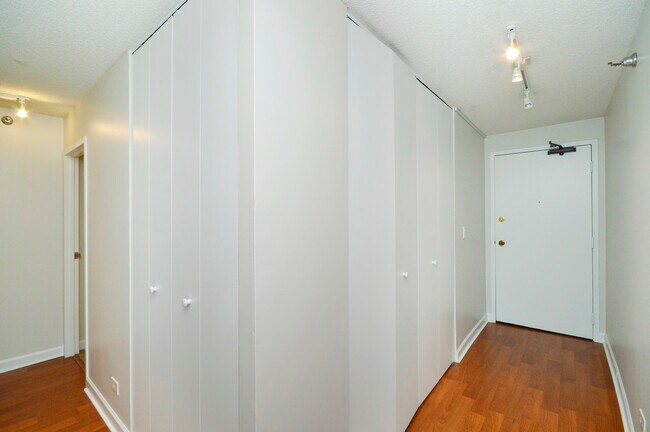 Foto del edificio - 70 W Huron St