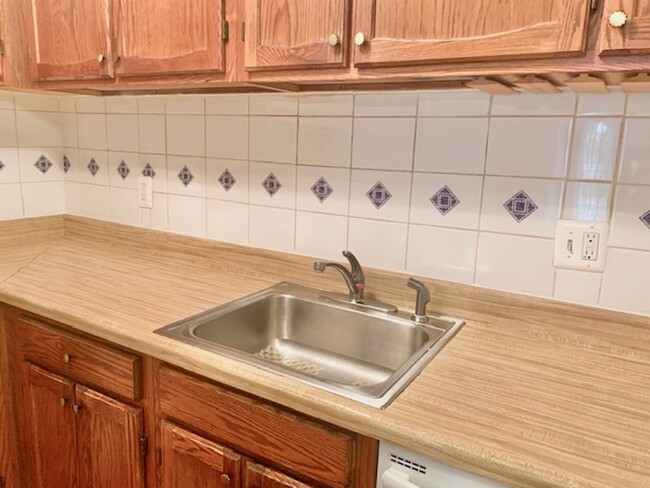 Foto del edificio - Beautiful and large 1 BR 1 BA! washer and ...