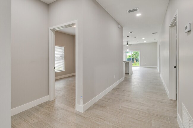 Foto del edificio - 312 NW Baker Rd
