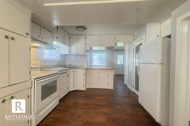 Building Photo - Cute & Cozy Cottage 1 Bedroom / 1 Bath - New Remodel