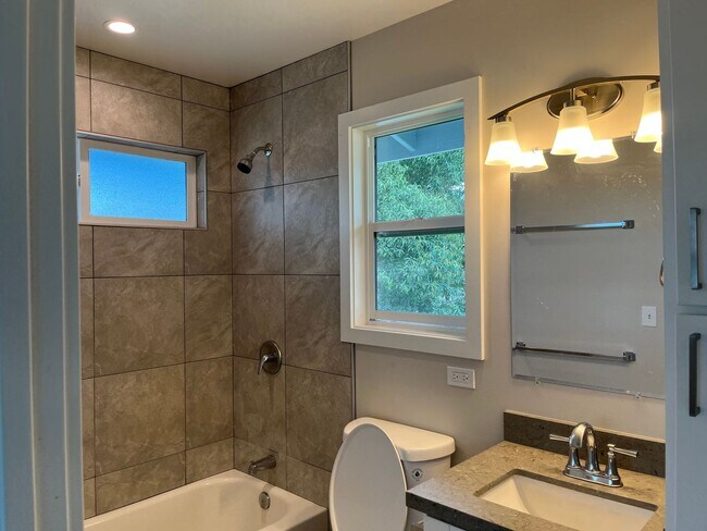 Foto del edificio - Kaneohe Area - Studio with 1 parking - Avail now!