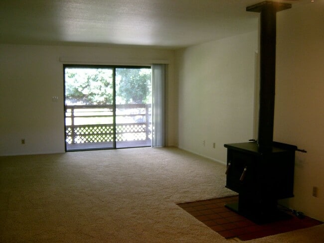 Building Photo - 2 Bedroom Condo near Oxbow Park