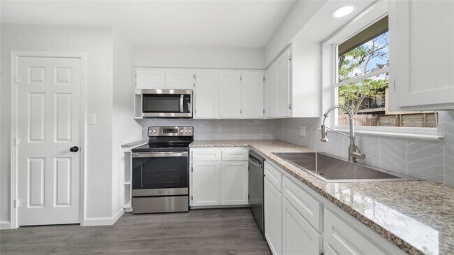 Foto del edificio - 910 Cedar Ln