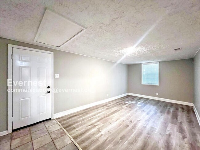 Foto del edificio - Lovely 4-Bedroom Home with Fenced Yard / P...