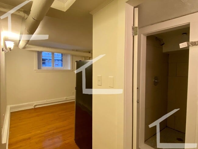 Foto del edificio - Spacious Studio Right In Beacon Hill