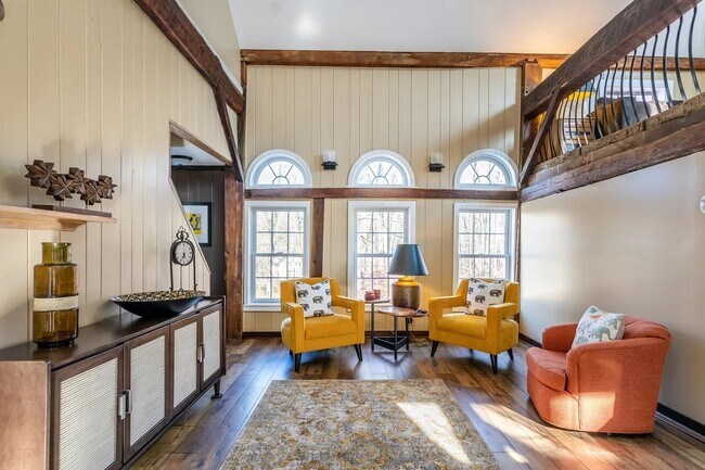 Foto del edificio - 527 Long Mountain Rd