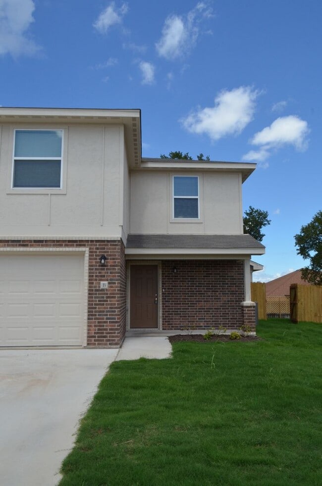 Building Photo - 1701 Castroville Trl