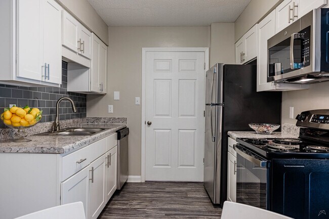 Foto del edificio - Woodland Creek Townhomes and Apartments