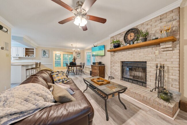 Foto del edificio - 3 Bedroom, 2 Bath in Hillsborough with Fenced yard!