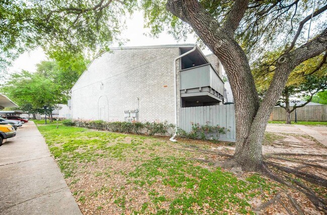 Building Photo - 9700 Leawood Blvd