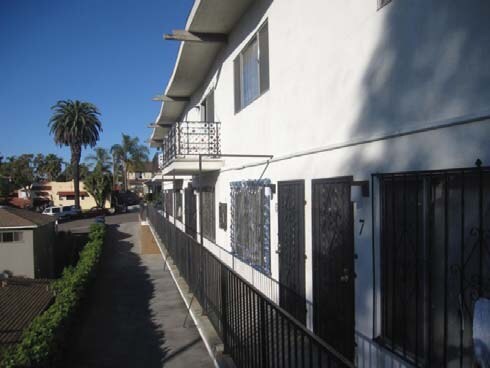 Outside Walkway - 3065 Hawthorn St