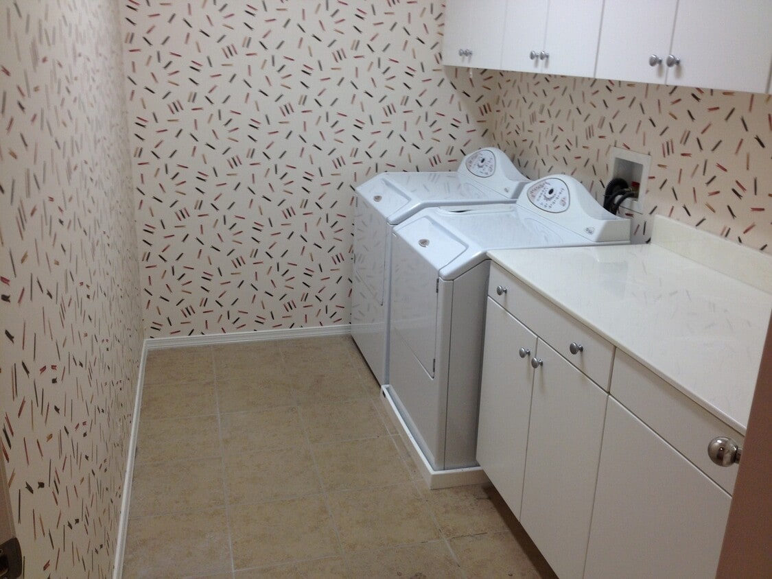 Primary Photo - Nice 3 Bedroom Condo