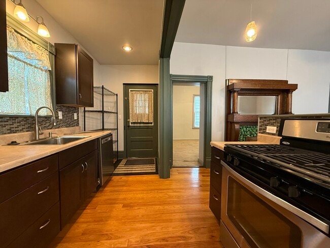 Building Photo - 11 Lelia St