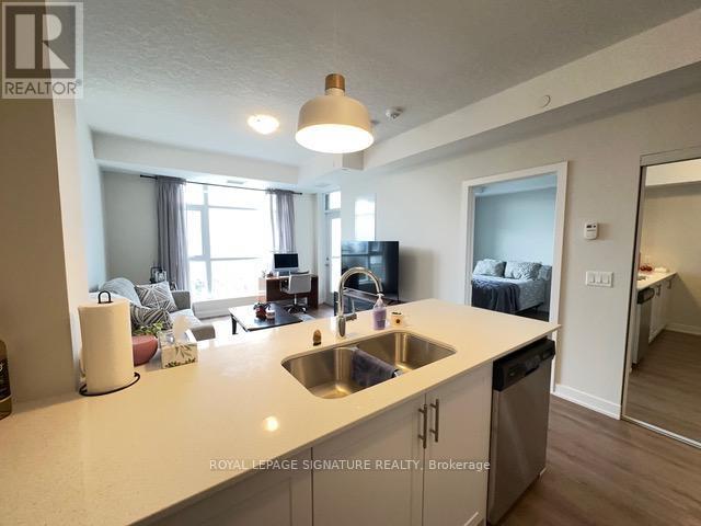 Photo du bâtiment - 600-600 N Service Rd