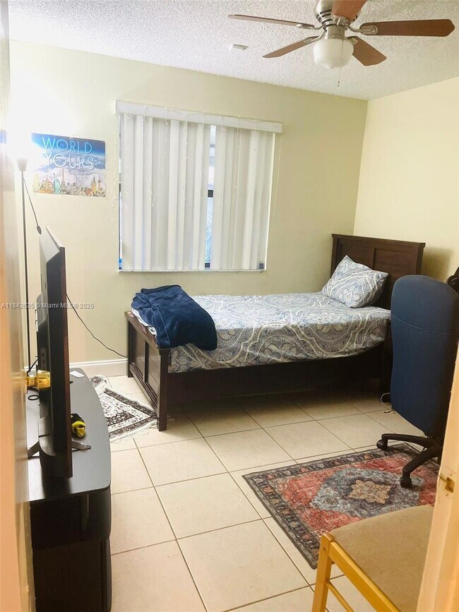 Foto del edificio - 10023 Winding Lake Rd