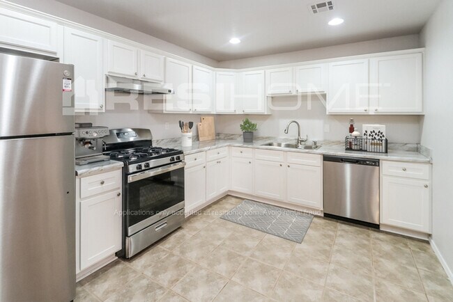 Building Photo - 3705 SW 44th St