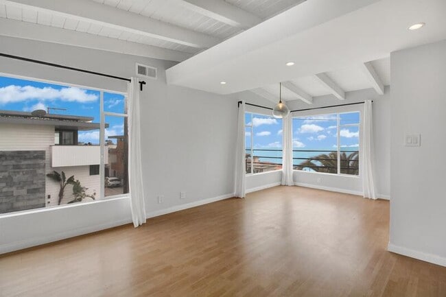 Building Photo - 315 27th St