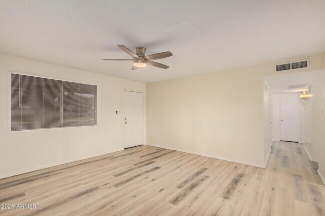 Foto del edificio - 1136 W 12th St