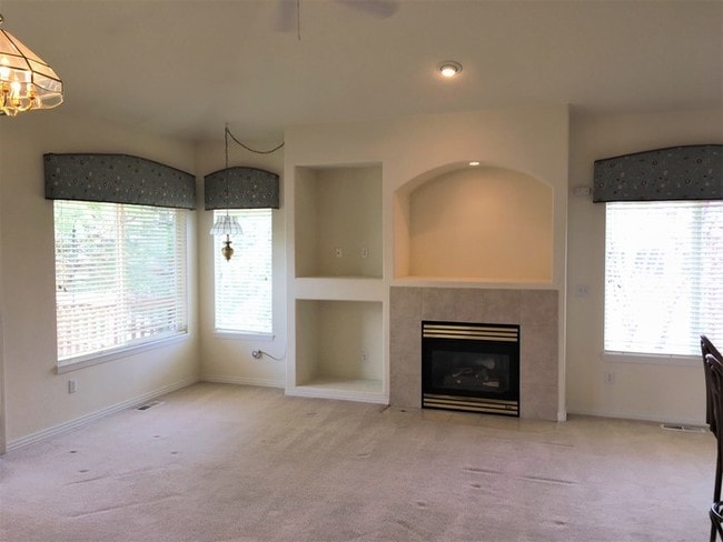 Building Photo - Beautiful Townhome in Aurora