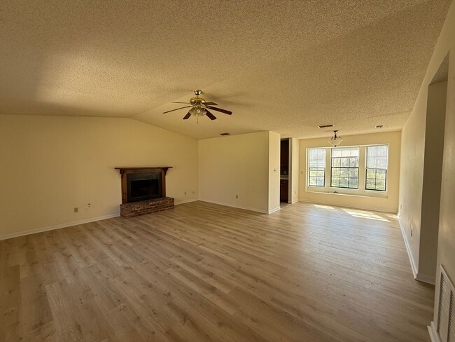 Foto del edificio - **** $125 PRICE DROP NOW 1975!!!****    Be...