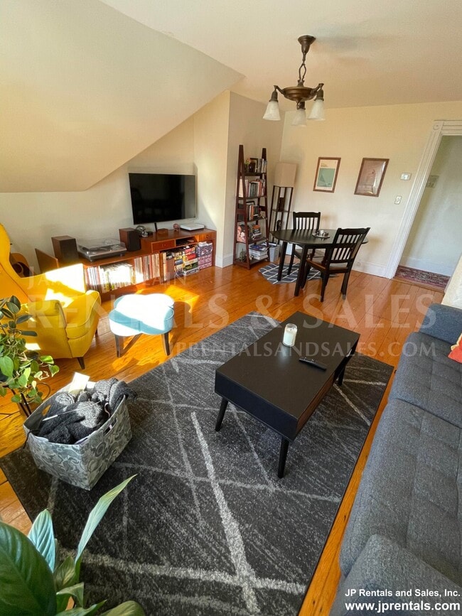 Building Photo - 5 Wenham St